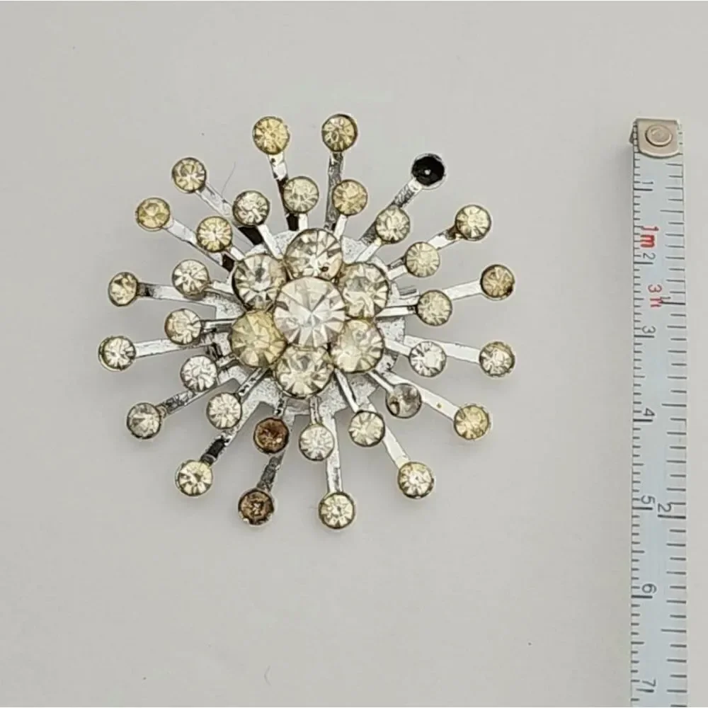 5/$20 Vintage silver rhinestone burst brooch